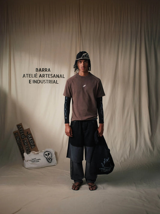 Camiseta Raglan "B Garça" Estonada Marrom - BARRA