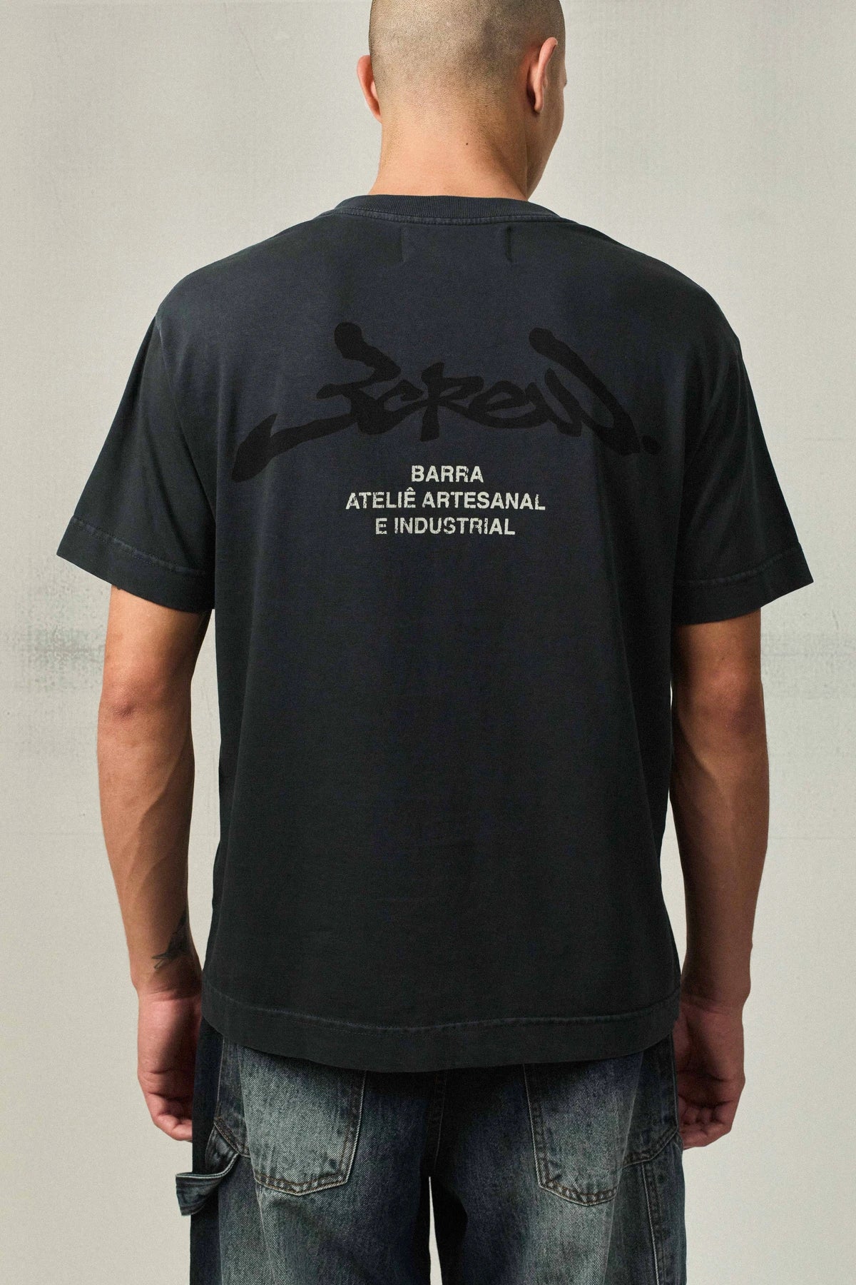 Camiseta "Assinatura Ateliê" Preta Estonada - BARRA