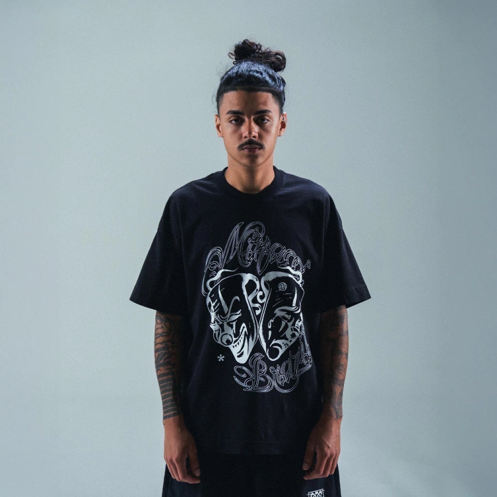 Máscaras Graphic Black Tee - MINACCI