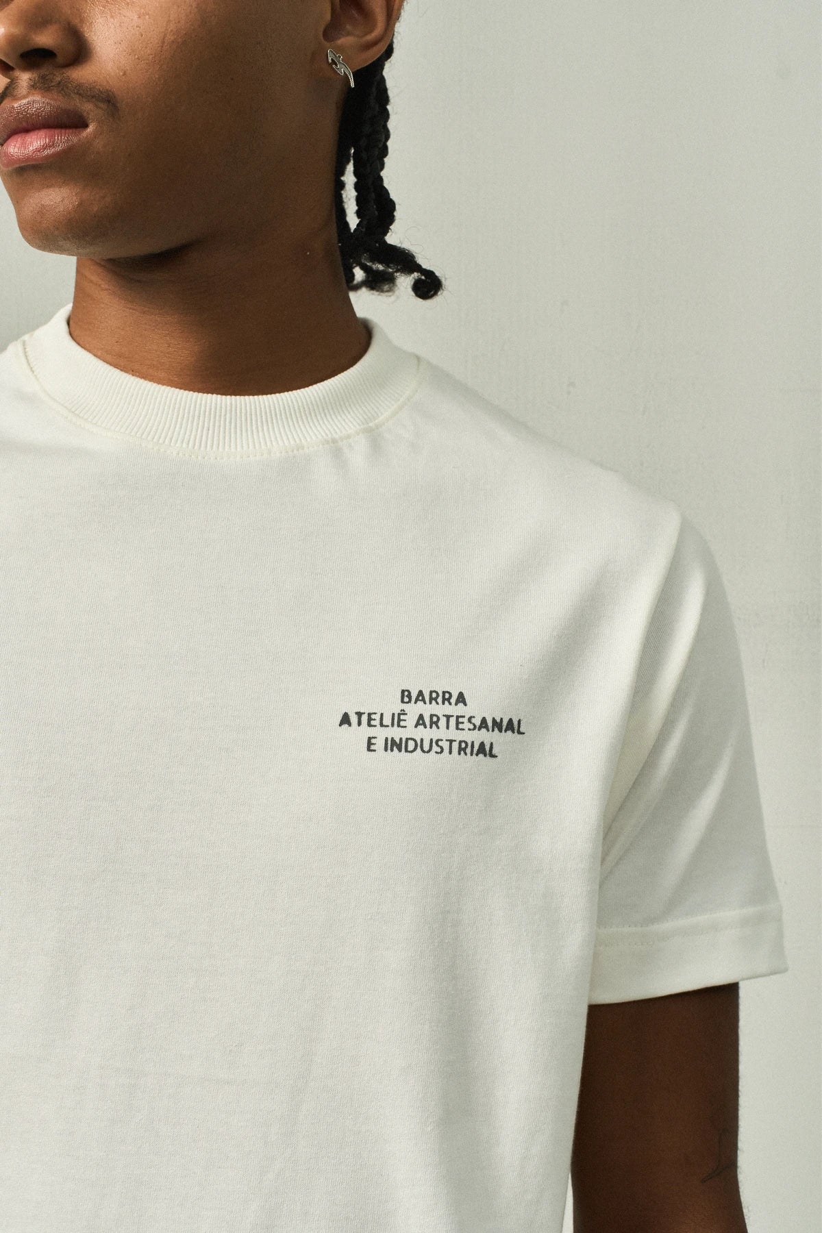 Camiseta "Barra Ateliê Estêncil" Off White - BARRA